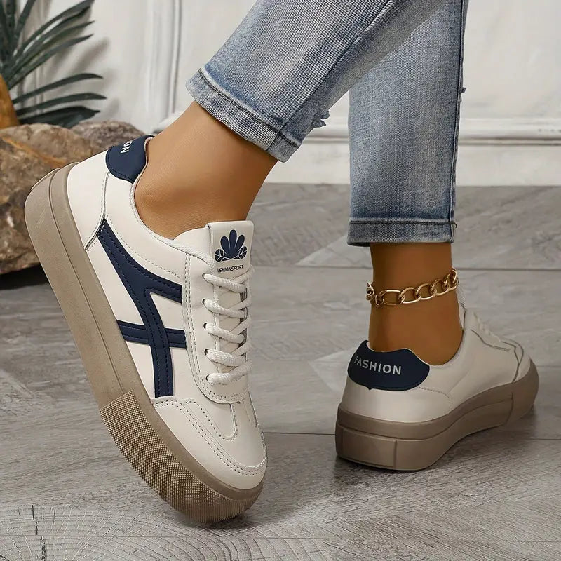 Elegante Damen Sneaker in Weiß, bieten ganztägigen Komfort, perfekte Passform und stilvolles Design.