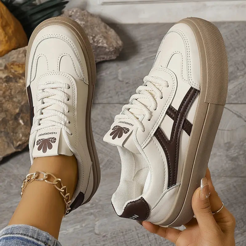 Elegante Damen Sneaker in Weiß, bieten ganztägigen Komfort, perfekte Passform und stilvolles Design.
