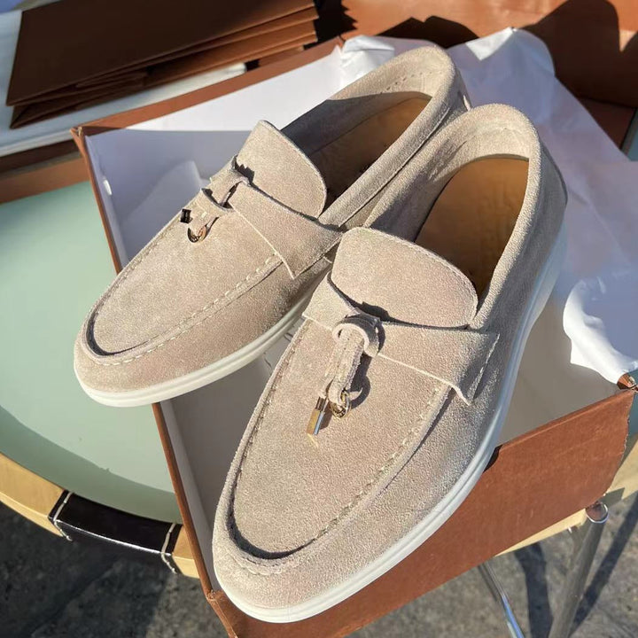 Elegante Damen Wildleder Loafers in Beige mit flachem Absatz und weicher Oberfläche, ideal für casual und formelle Outfits.