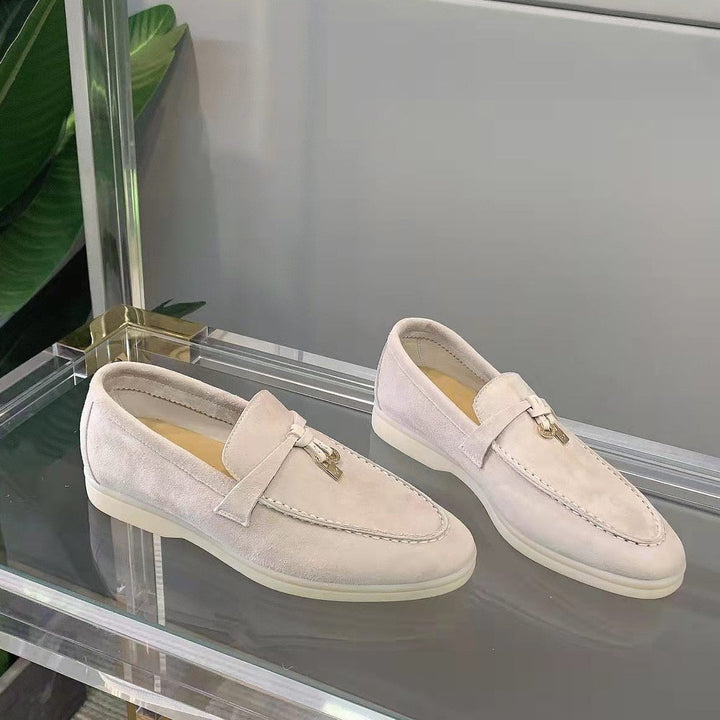 Elegante Damen Wildleder Loafers in Beige mit flachem Absatz und weicher Oberfläche, ideal für casual und formelle Outfits.