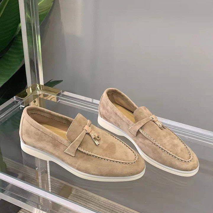 Elegante Damen Wildleder Loafers in Beige mit flachem Absatz und weicher Oberfläche, ideal für casual und formelle Outfits.