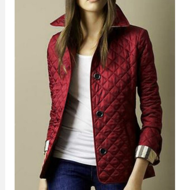 Elegante Damenjacke, zeitloses Design, hochwertige Verarbeitung, schmeichelnde Silhouette, modisch und vielseitig.