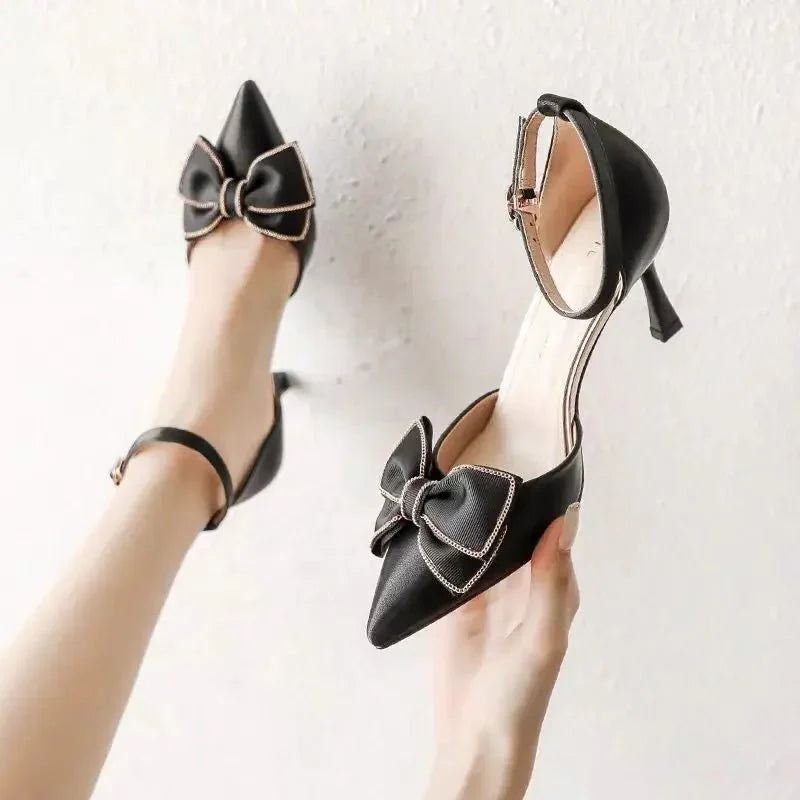"Elegante Damenpumps mit Schleifen-Detail und schlanker Silhouette, ideal für besondere Anlässe und stilvolle Outfits."