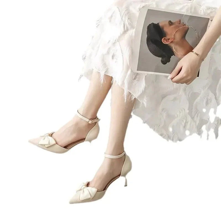 "Elegante Damenpumps mit Schleifen-Detail und schlanker Silhouette, ideal für besondere Anlässe und stilvolle Outfits."
