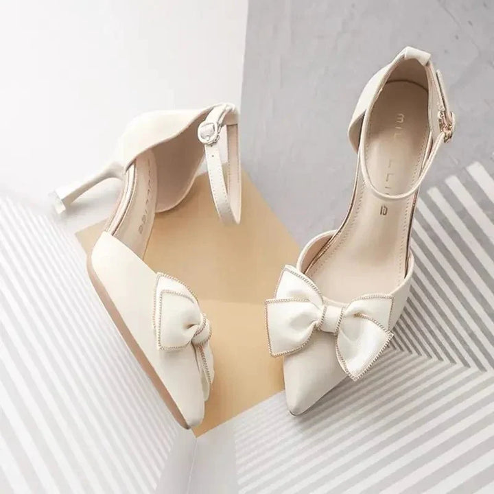 "Elegante Damenpumps mit Schleifen-Detail und schlanker Silhouette, ideal für besondere Anlässe und stilvolle Outfits."