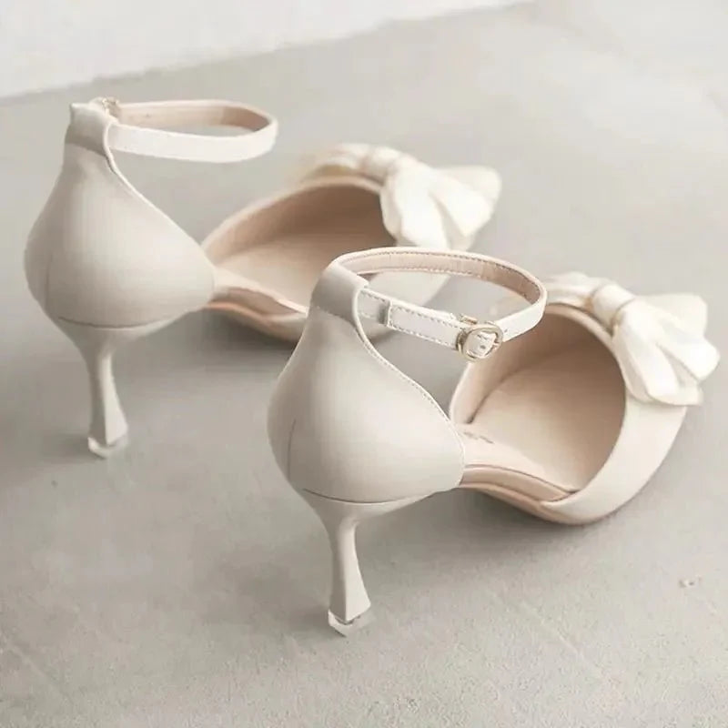 "Elegante Damenpumps mit Schleifen-Detail und schlanker Silhouette, ideal für besondere Anlässe und stilvolle Outfits."