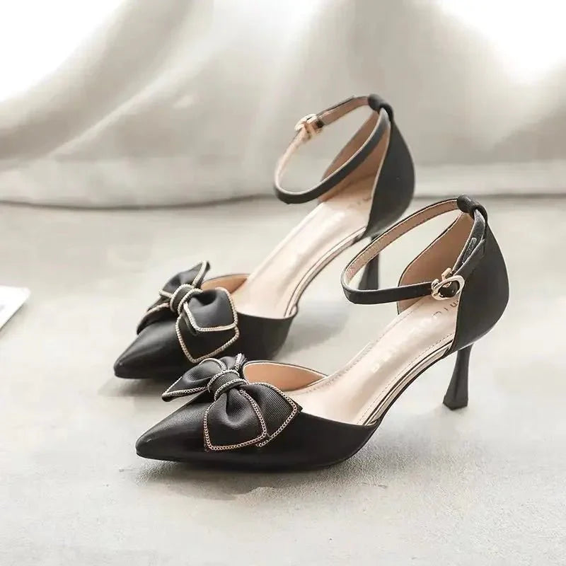 "Elegante Damenpumps mit Schleifen-Detail und schlanker Silhouette, ideal für besondere Anlässe und stilvolle Outfits."