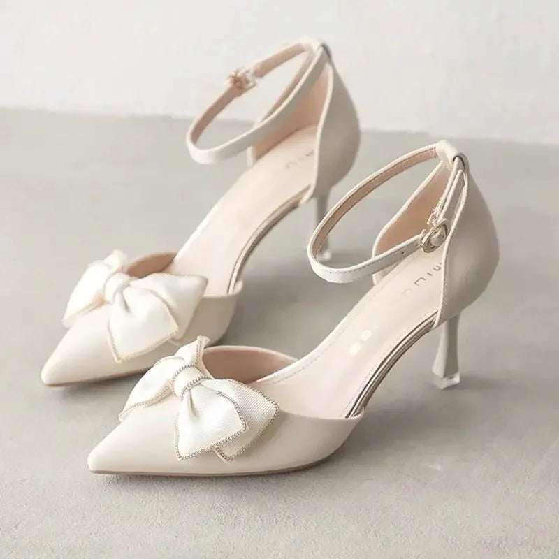 "Elegante Damenpumps mit Schleifen-Detail und schlanker Silhouette, ideal für besondere Anlässe und stilvolle Outfits."