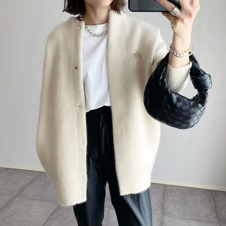 "Elegante Damenstrickjacke in Khaki, vielseitig und schmeichelhaft, zeitloses Design für Arbeit und Abend, luxuriöser Komfort