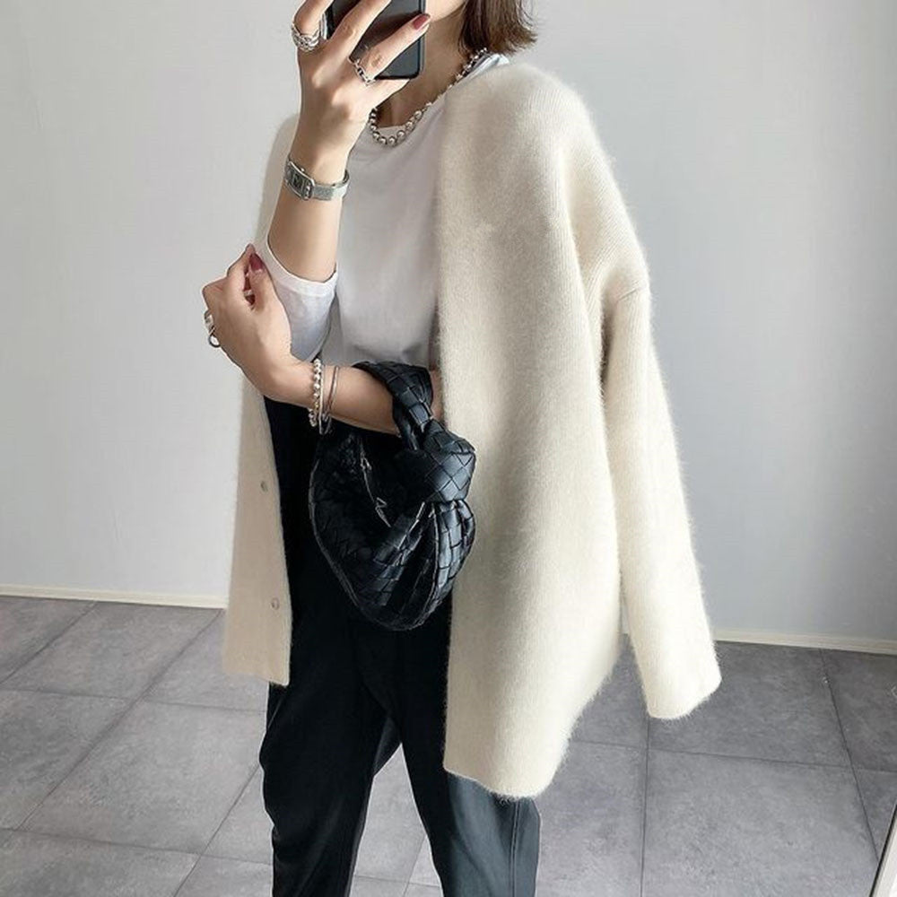 "Elegante Damenstrickjacke in Khaki, vielseitig und schmeichelhaft, zeitloses Design für Arbeit und Abend, luxuriöser Komfort