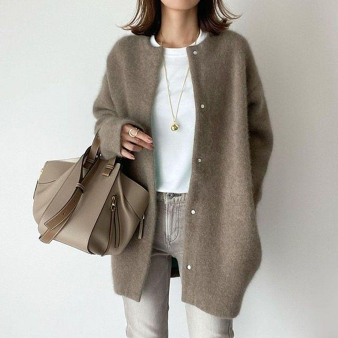 "Elegante Damenstrickjacke in Khaki, vielseitig und schmeichelhaft, zeitloses Design für Arbeit und Abend, luxuriöser Komfort