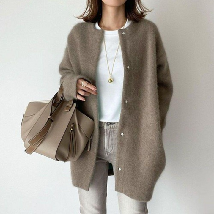 "Elegante Damenstrickjacke in Khaki, vielseitig und schmeichelhaft, zeitloses Design für Arbeit und Abend, luxuriöser Komfort