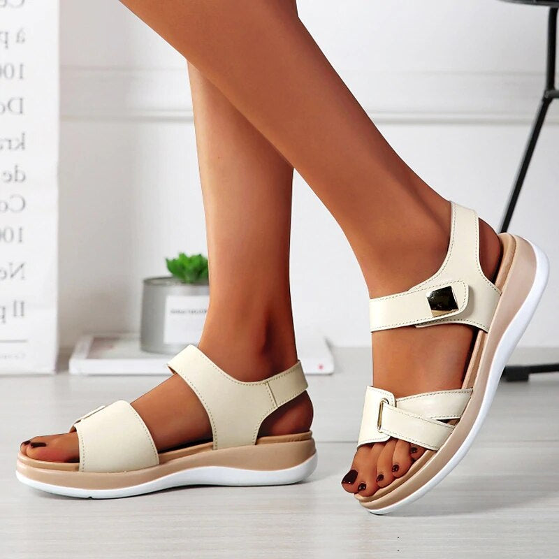 "Elegante flache Sandalen mit verstellbaren Riemen und rutschfester Sohle, ideal für Komfort und Stil."