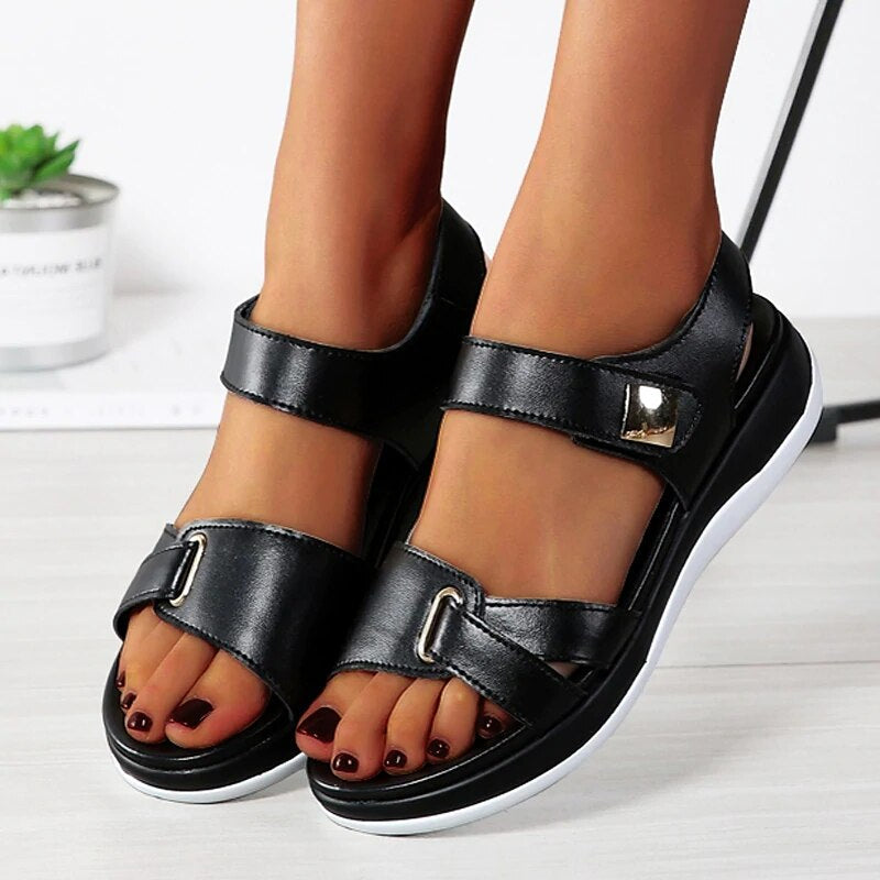 "Elegante flache Sandalen mit verstellbaren Riemen und rutschfester Sohle, ideal für Komfort und Stil."