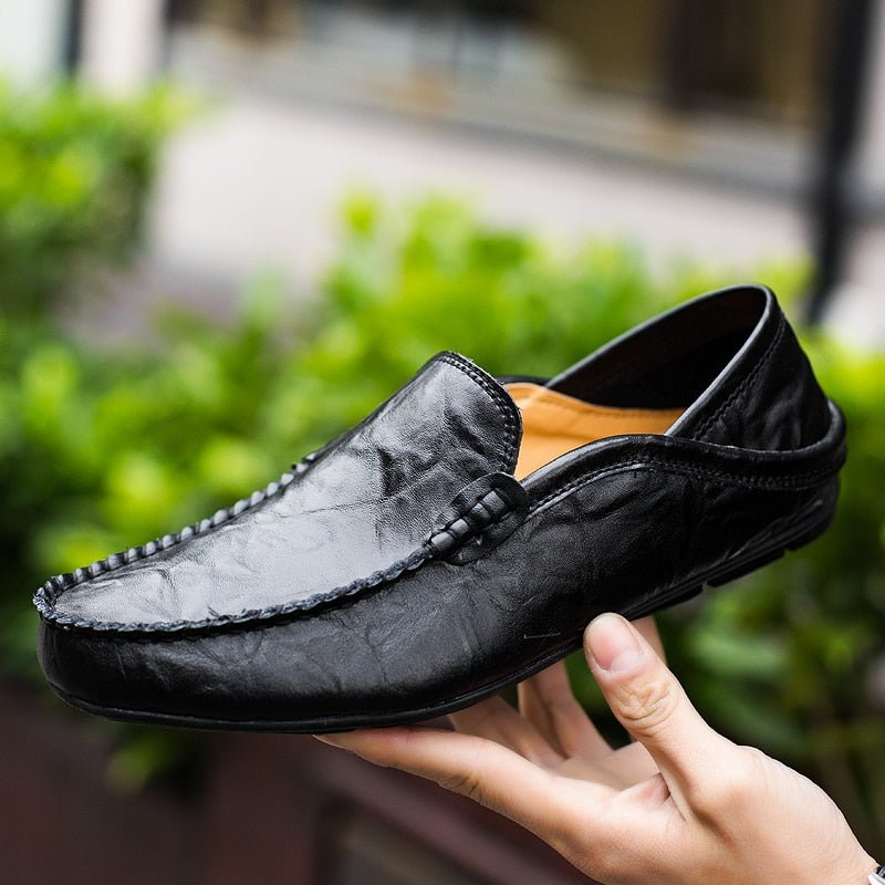 "Elegante handgefertigte italienische Lederschuhe, braunes Echtleder, klassische Slipper-Form, perfekt für Herrenmode."