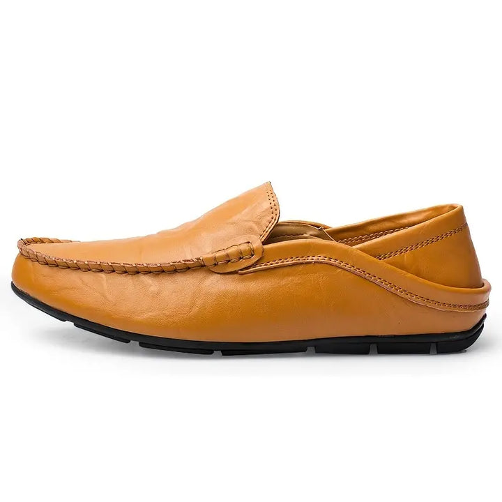 "Elegante handgefertigte italienische Lederschuhe, braunes Echtleder, klassische Slipper-Form, perfekt für Herrenmode."