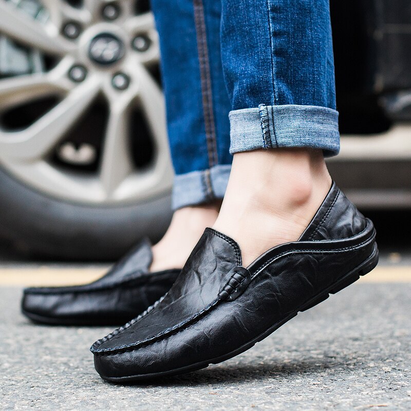"Elegante handgefertigte italienische Lederschuhe, braunes Echtleder, klassische Slipper-Form, perfekt für Herrenmode."