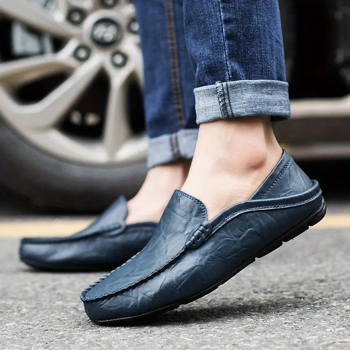 "Elegante handgefertigte italienische Lederschuhe, braunes Echtleder, klassische Slipper-Form, perfekt für Herrenmode."