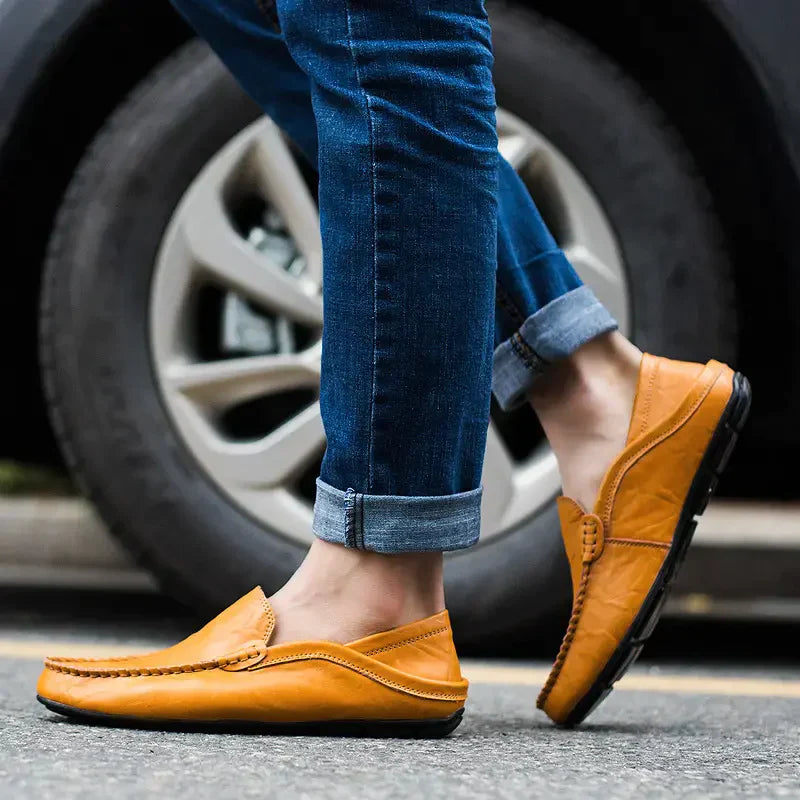 "Elegante handgefertigte italienische Lederschuhe, braunes Echtleder, klassische Slipper-Form, perfekt für Herrenmode."
