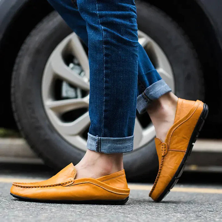 "Elegante handgefertigte italienische Lederschuhe, braunes Echtleder, klassische Slipper-Form, perfekt für Herrenmode."