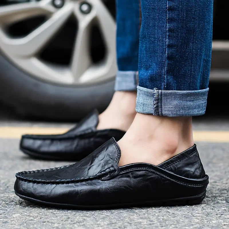 "Elegante handgefertigte italienische Lederschuhe, braunes Echtleder, klassische Slipper-Form, perfekt für Herrenmode."