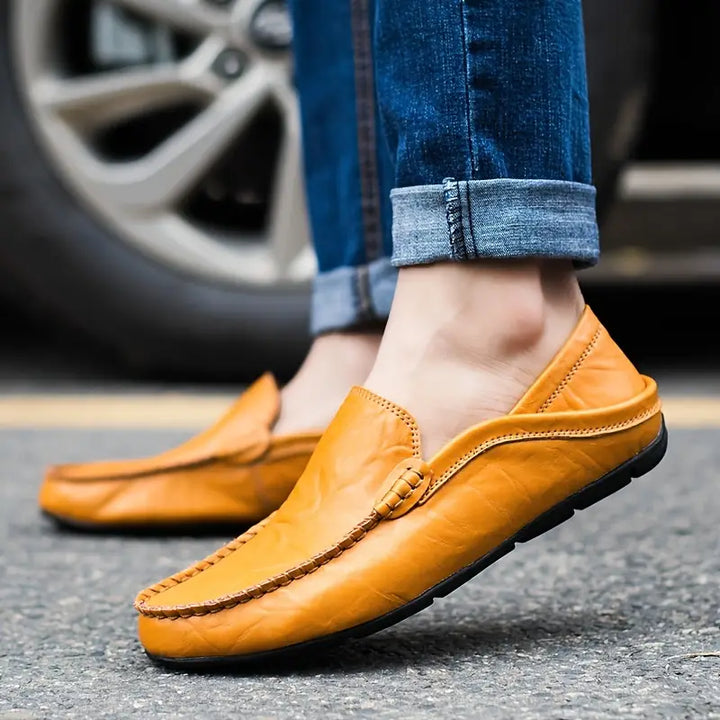 "Elegante handgefertigte italienische Lederschuhe, braunes Echtleder, klassische Slipper-Form, perfekt für Herrenmode."