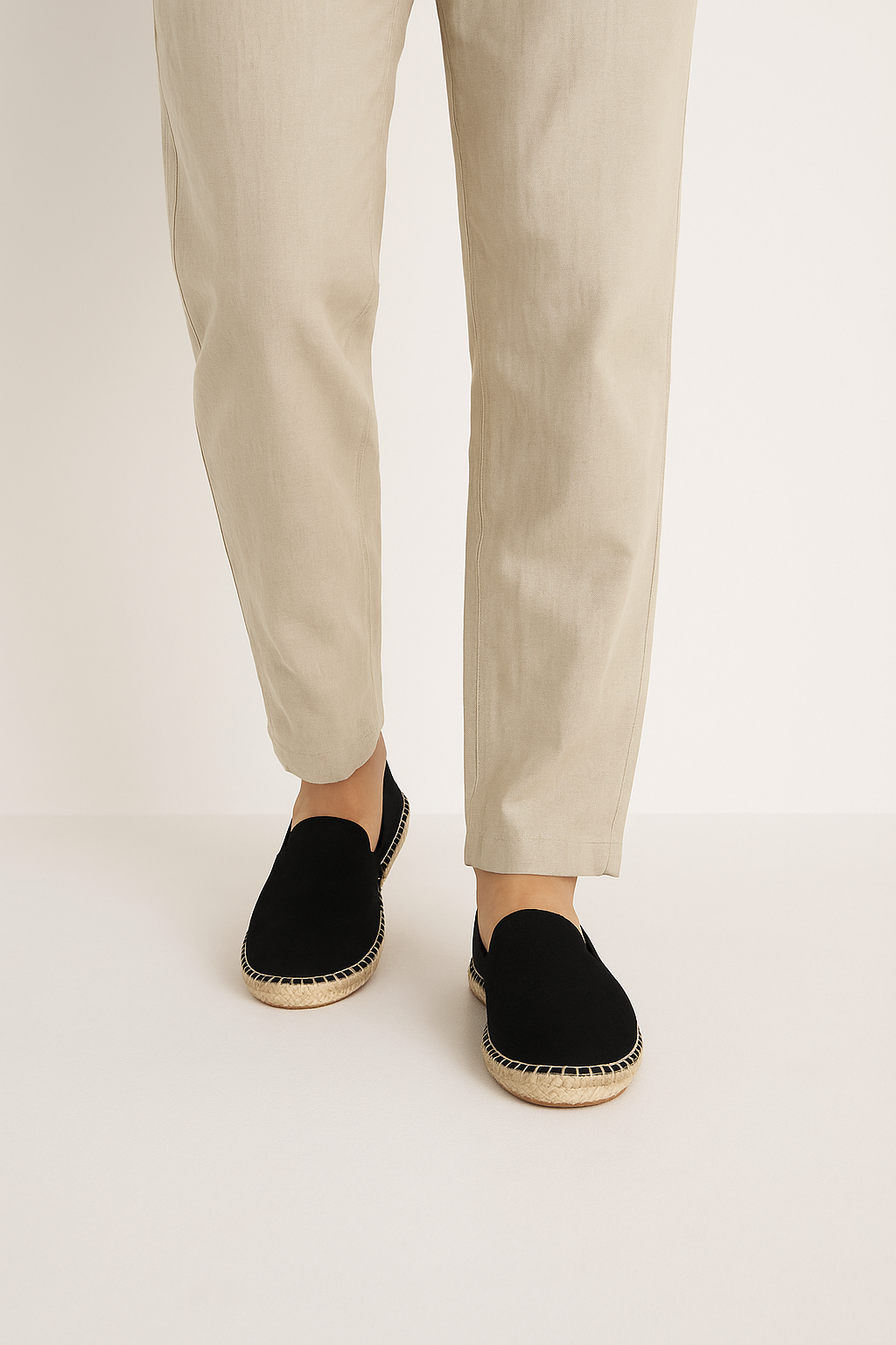 "Elegante Herren-Espadrilles in Wildlederoptik, Slip-on-Design, sommerlicher Komfort, traditioneller Raffia-Look."