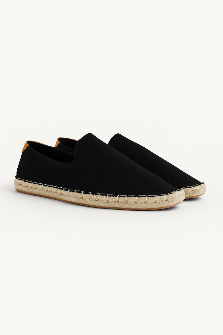 "Elegante Herren-Espadrilles in Wildlederoptik, Slip-on-Design, sommerlicher Komfort, traditioneller Raffia-Look."