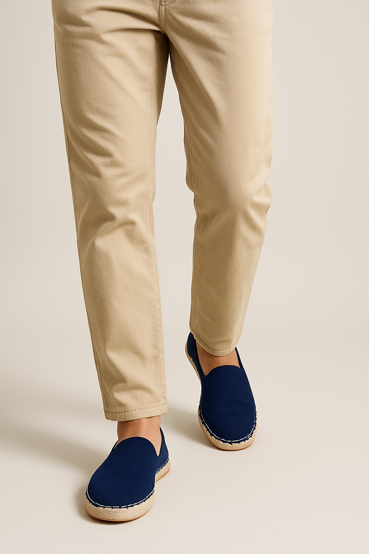 "Elegante Herren-Espadrilles in Wildlederoptik, Slip-on-Design, sommerlicher Komfort, traditioneller Raffia-Look."