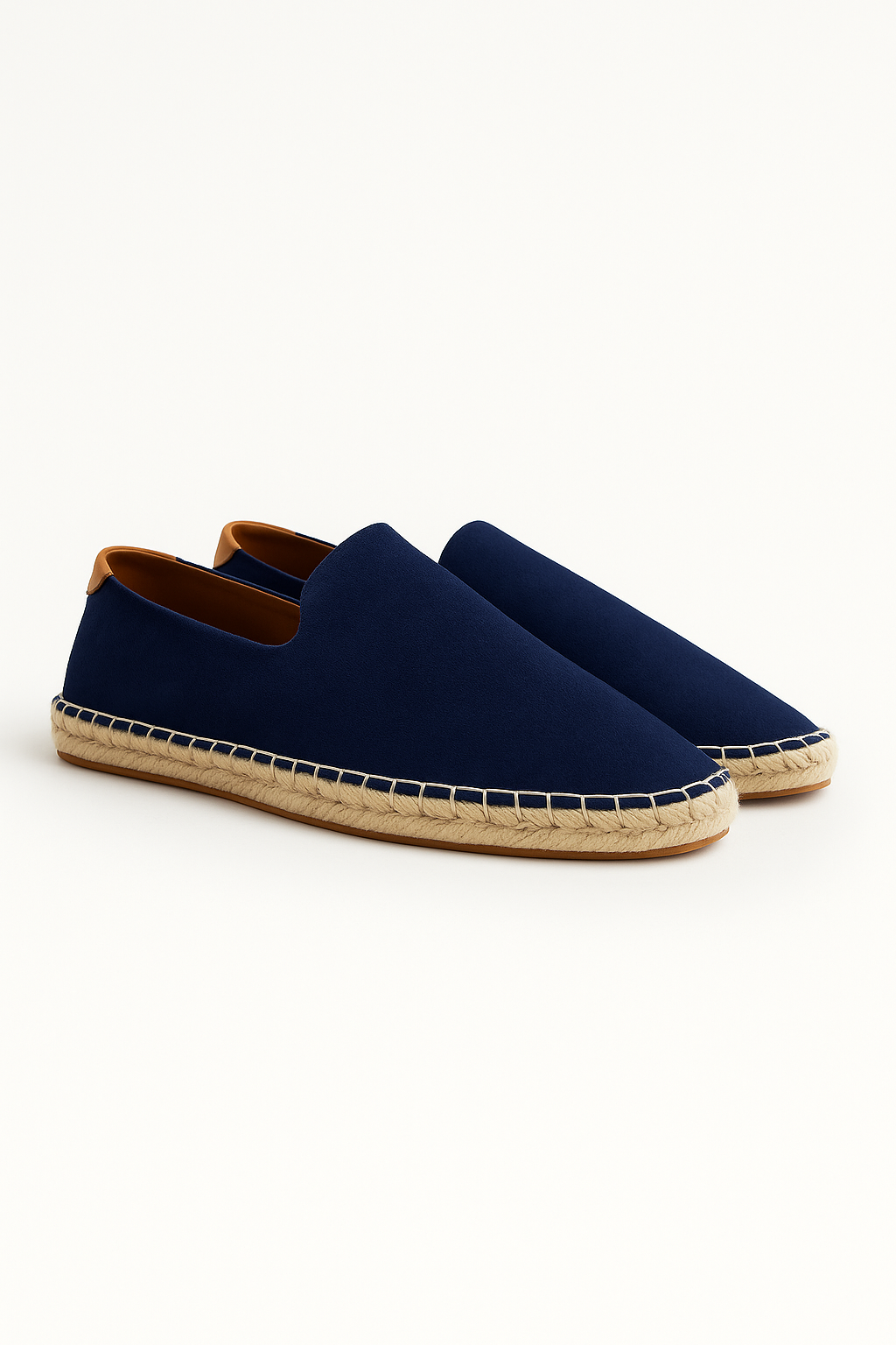 "Elegante Herren-Espadrilles in Wildlederoptik, Slip-on-Design, sommerlicher Komfort, traditioneller Raffia-Look."