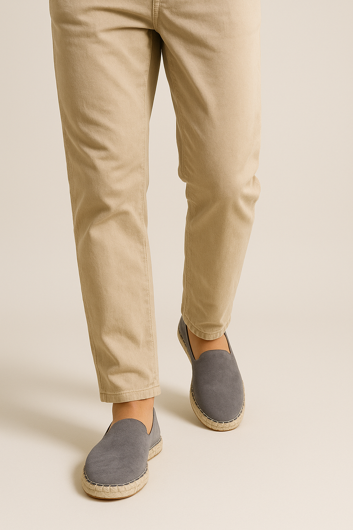 "Elegante Herren-Espadrilles in Wildlederoptik, Slip-on-Design, sommerlicher Komfort, traditioneller Raffia-Look."