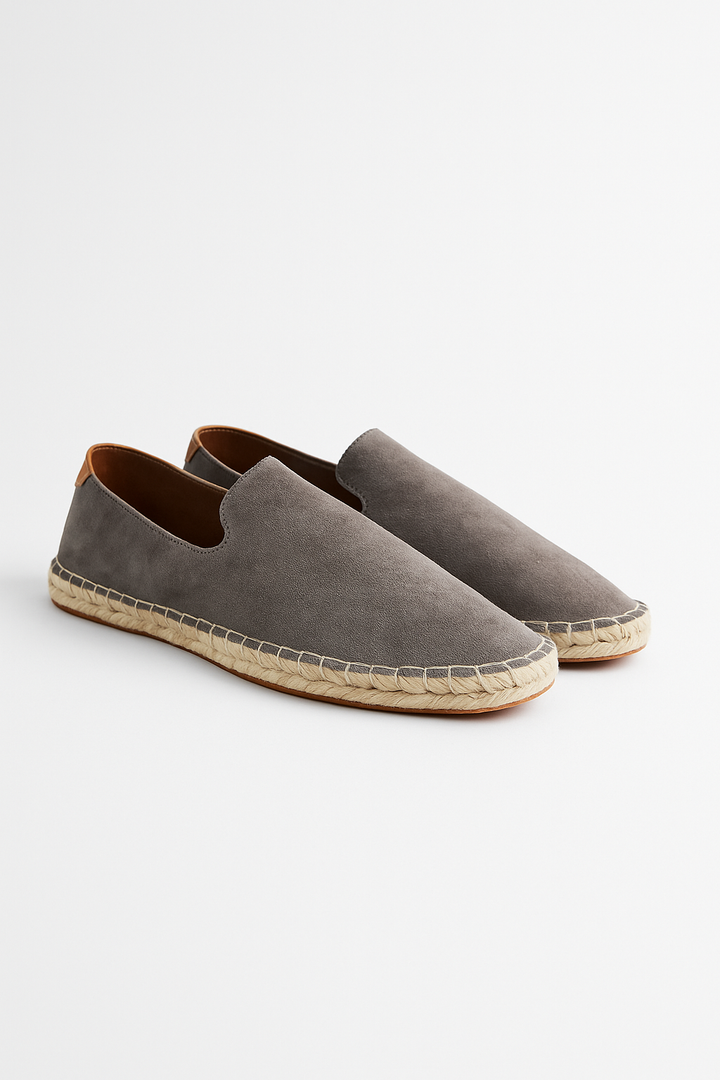 "Elegante Herren-Espadrilles in Wildlederoptik, Slip-on-Design, sommerlicher Komfort, traditioneller Raffia-Look."