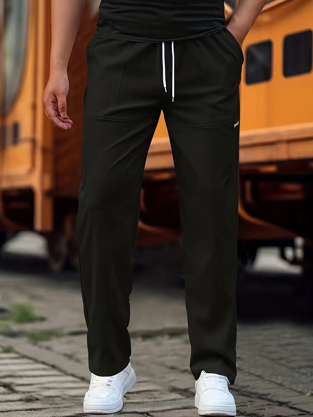 Elegante Herren-Jogginghose mit klassischem Design und praktischen Taschen, ideal für Alltag und Freizeit, in Grau.