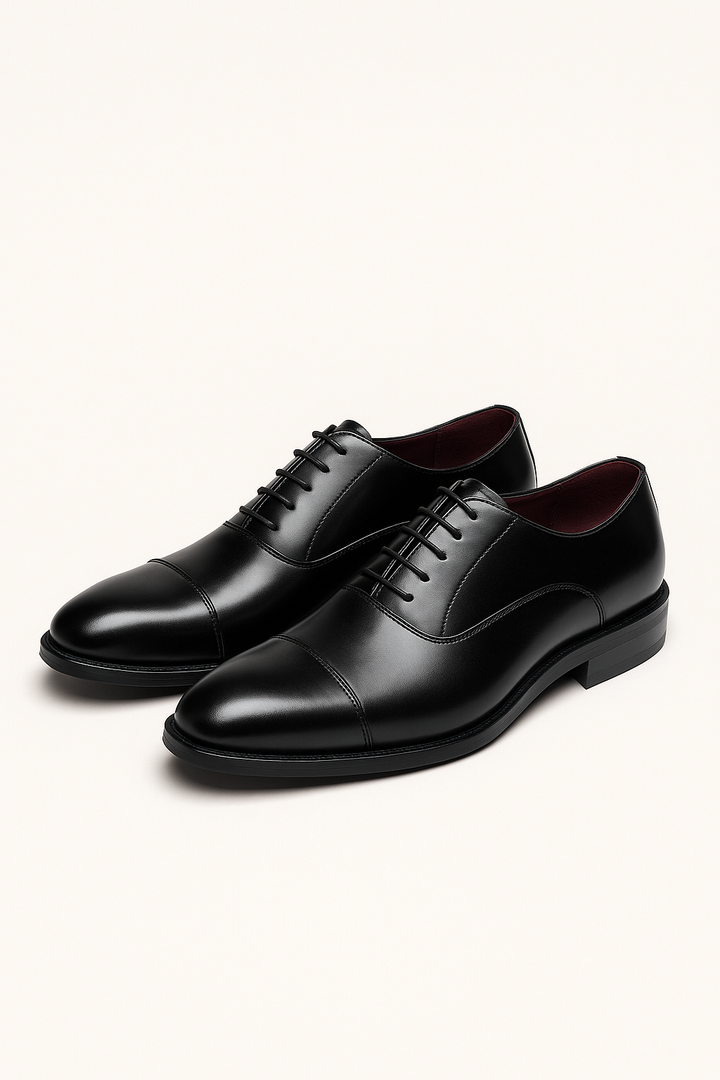 "Elegante Herren-Oxford-Schuhe aus glänzendem Glattleder mit klassischer Schnürung, ideal für formelle Anlässe."