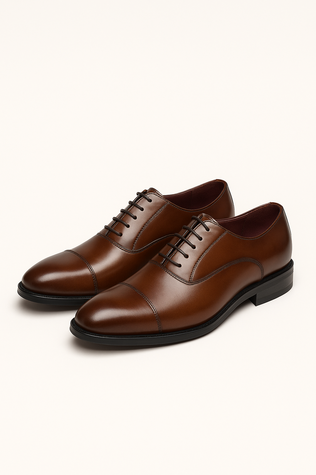 "Elegante Herren-Oxford-Schuhe aus glänzendem Glattleder mit klassischer Schnürung, ideal für formelle Anlässe."