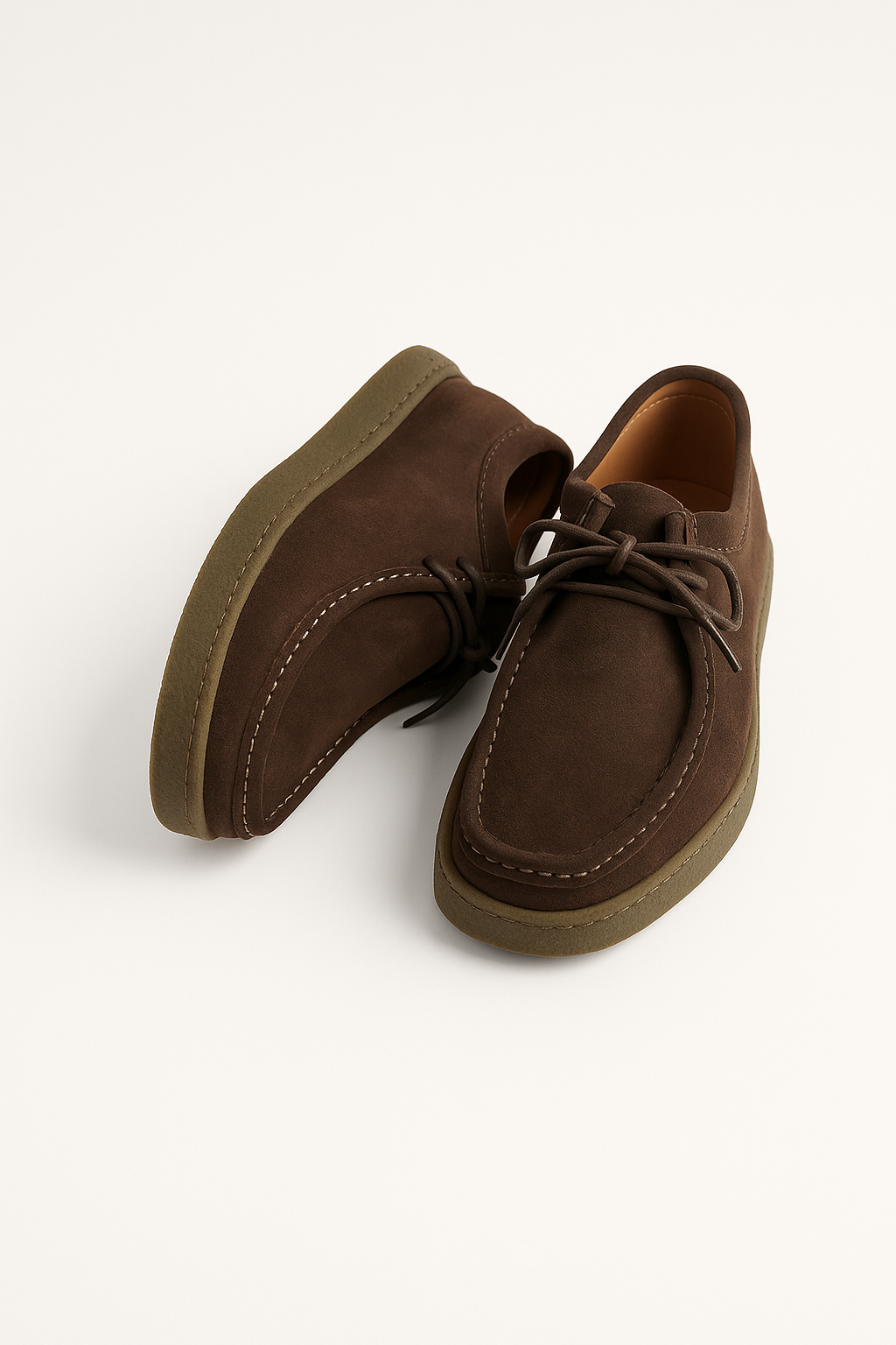 Elegante Herren-Wildleder-Schnürschuhe mit Profilsohle, rustikale Eleganz, dezente Kontrastnähte, modisch und komfortabel.
