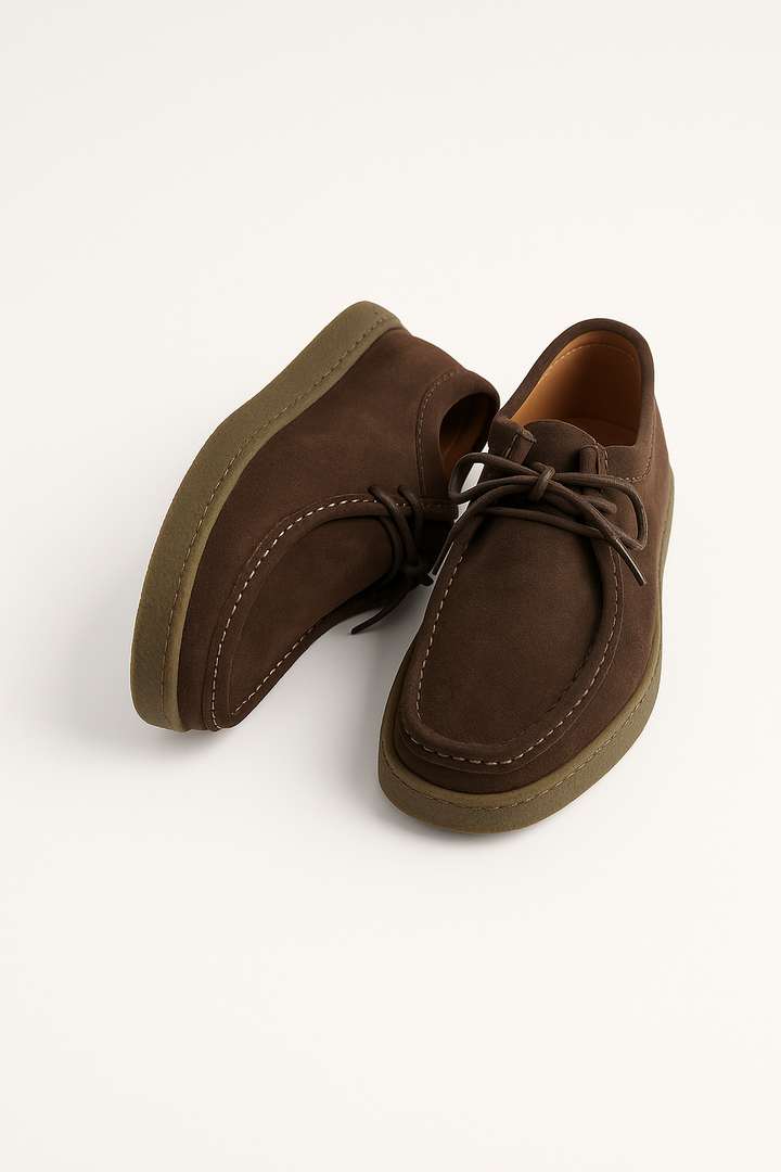 Elegante Herren-Wildleder-Schnürschuhe mit Profilsohle, rustikale Eleganz, dezente Kontrastnähte, modisch und komfortabel.