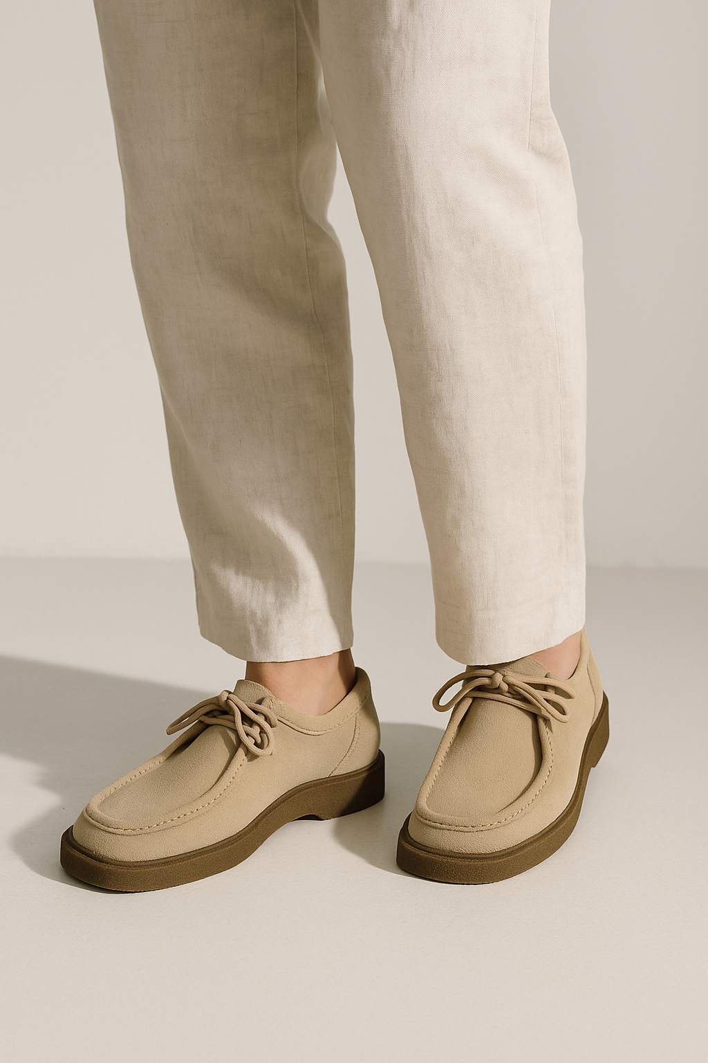 Elegante Herren-Wildleder-Schnürschuhe mit Profilsohle, rustikale Eleganz, dezente Kontrastnähte, modisch und komfortabel.