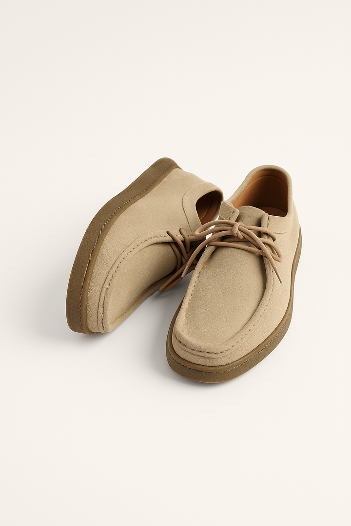 Elegante Herren-Wildleder-Schnürschuhe mit Profilsohle, rustikale Eleganz, dezente Kontrastnähte, modisch und komfortabel.