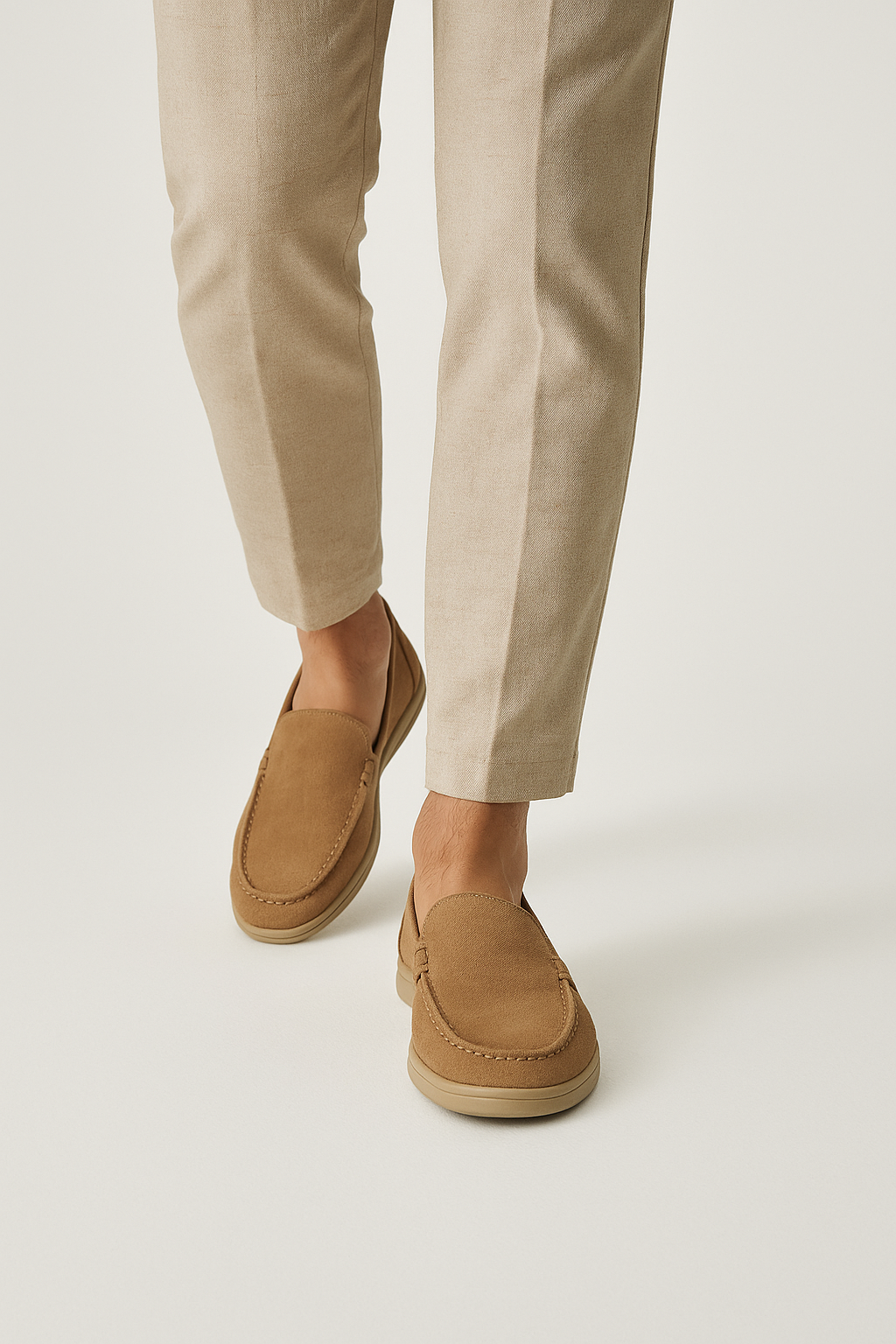 Elegante Herren-Wildleder-Slipper, Veloursleder, weiches Slip-on-Design, flexible Gummisohle, ideal für Casual-Looks.