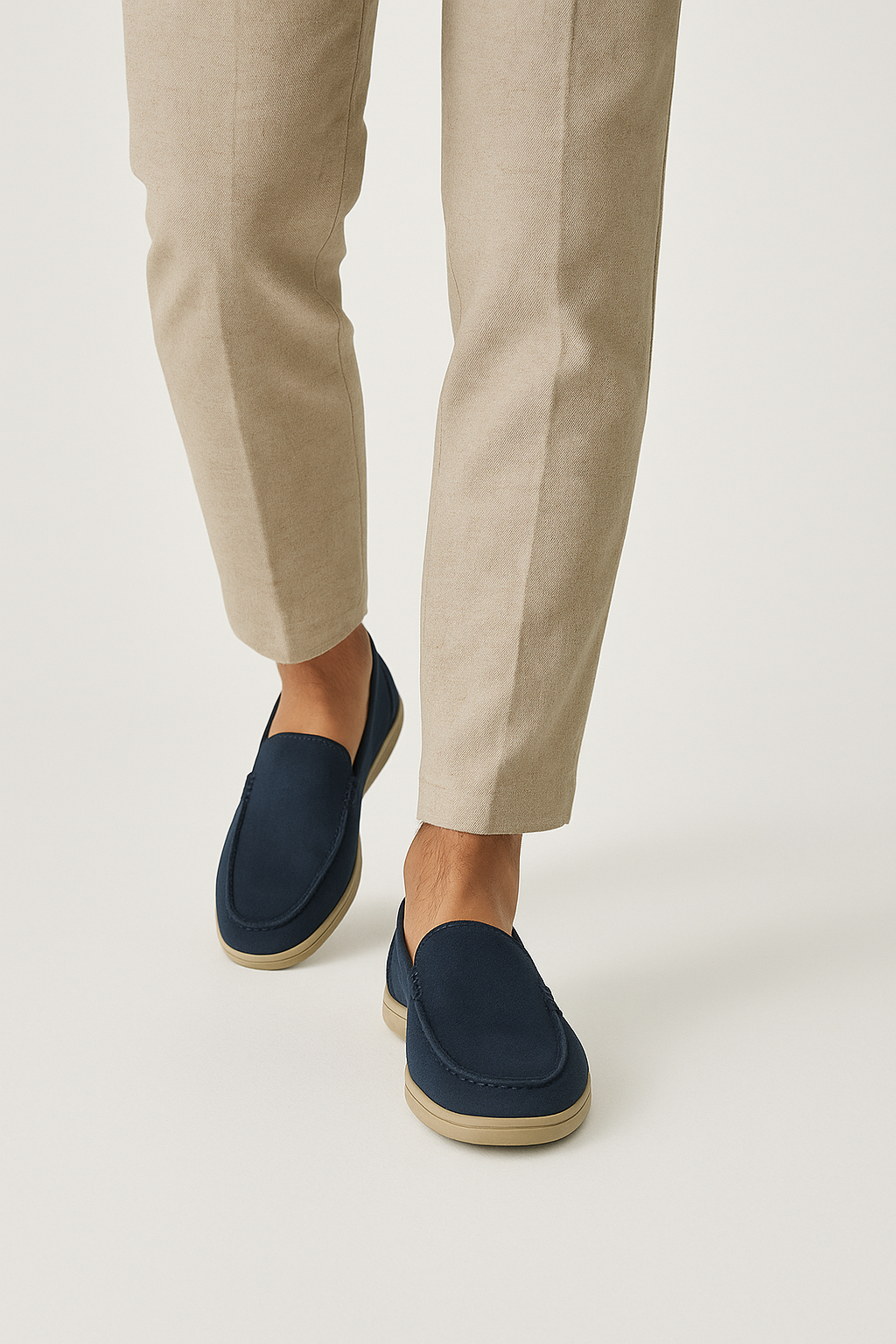 Elegante Herren-Wildleder-Slipper, Veloursleder, weiches Slip-on-Design, flexible Gummisohle, ideal für Casual-Looks.