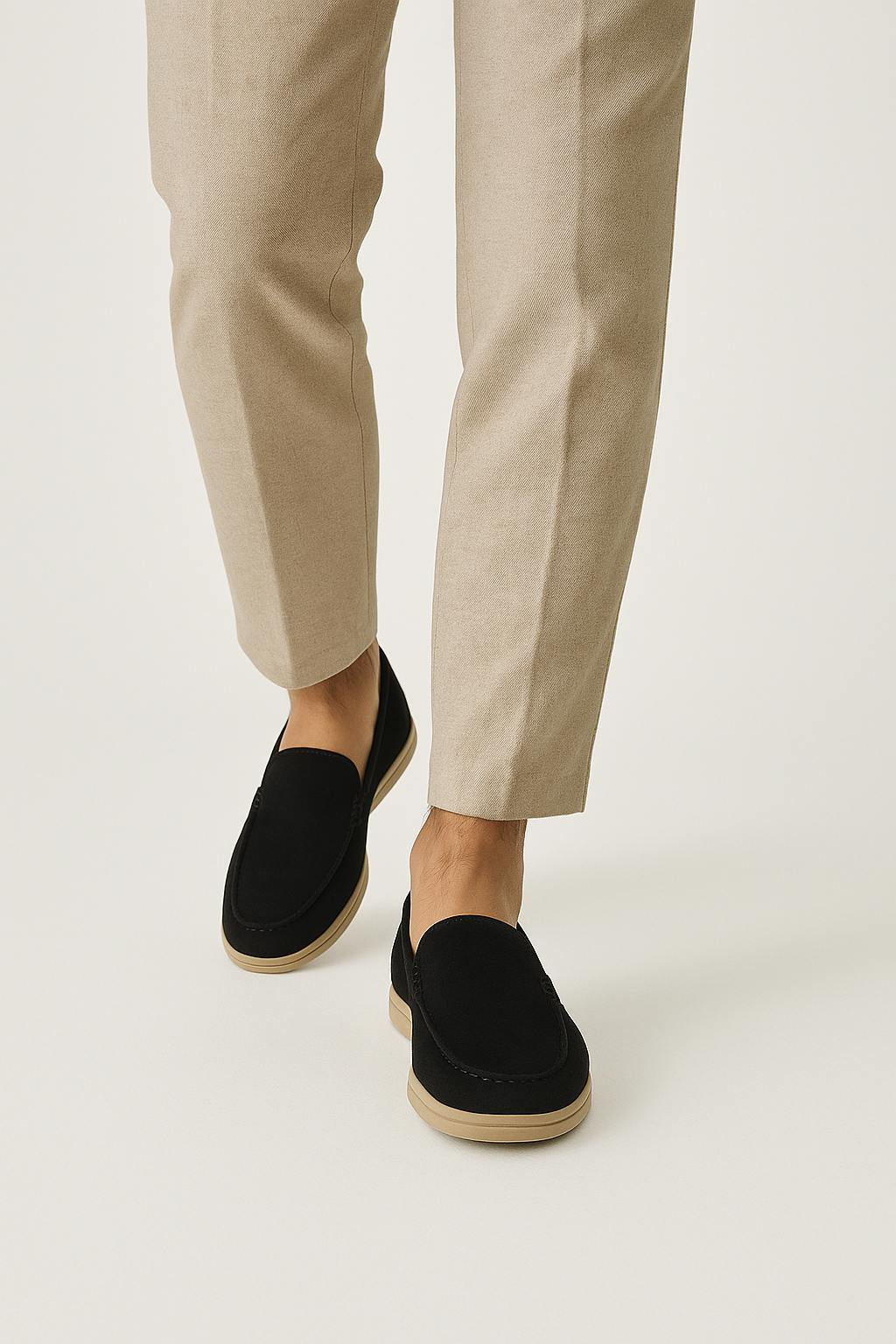 Elegante Herren-Wildleder-Slipper, Veloursleder, weiches Slip-on-Design, flexible Gummisohle, ideal für Casual-Looks.