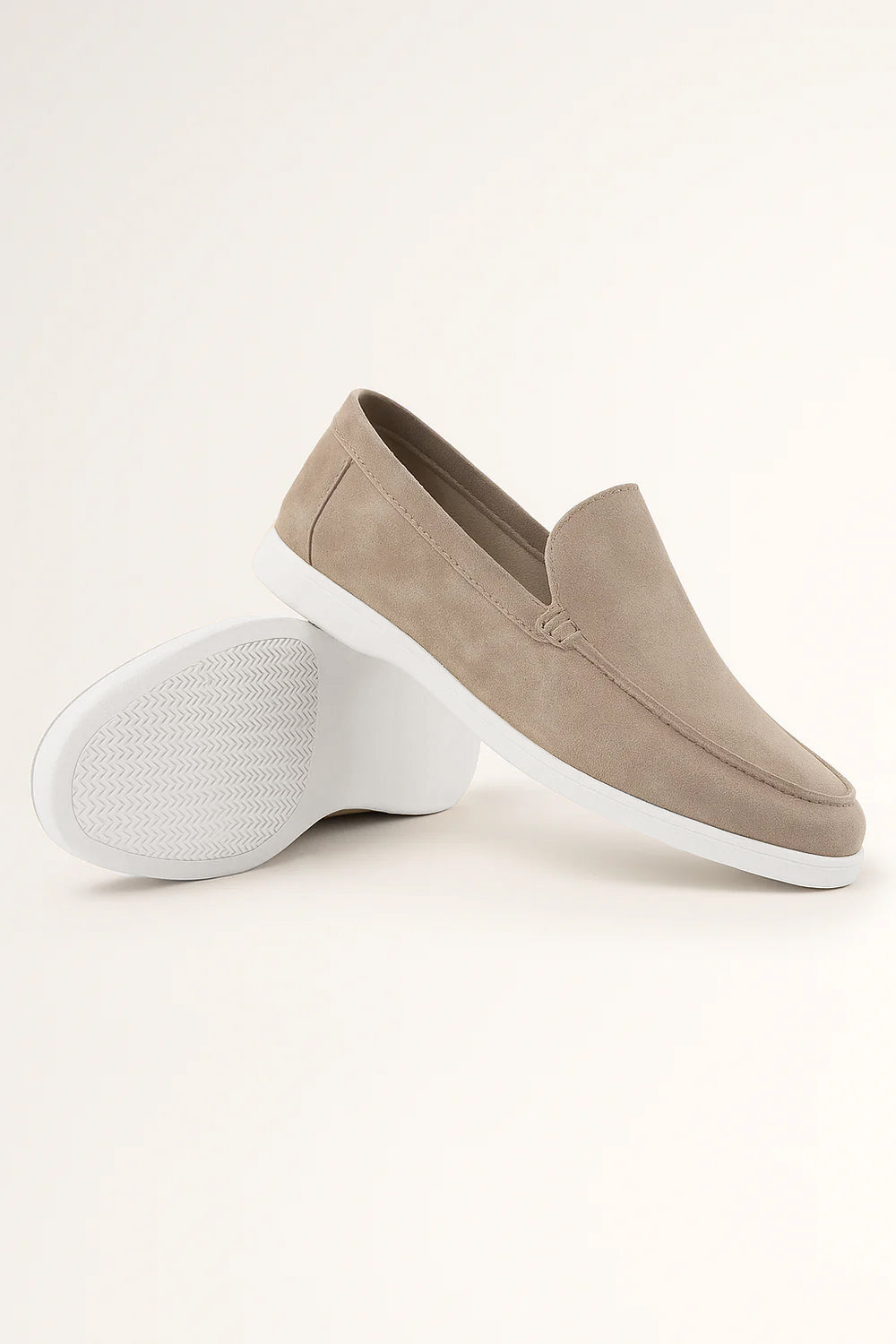 "Elegante Herren-Wildlederloafers mit weißer Sohle, weiches Material, zeitloses Slip-on-Design, ideal für Freizeitlooks."