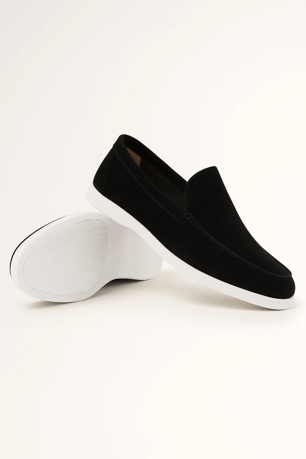 "Elegante Herren-Wildlederloafers mit weißer Sohle, weiches Material, zeitloses Slip-on-Design, ideal für Freizeitlooks."