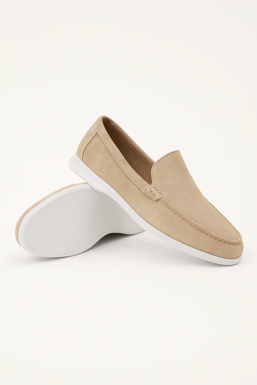 "Elegante Herren-Wildlederloafers mit weißer Sohle, weiches Material, zeitloses Slip-on-Design, ideal für Freizeitlooks."