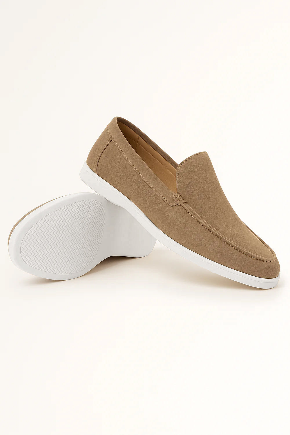 "Elegante Herren-Wildlederloafers mit weißer Sohle, weiches Material, zeitloses Slip-on-Design, ideal für Freizeitlooks."