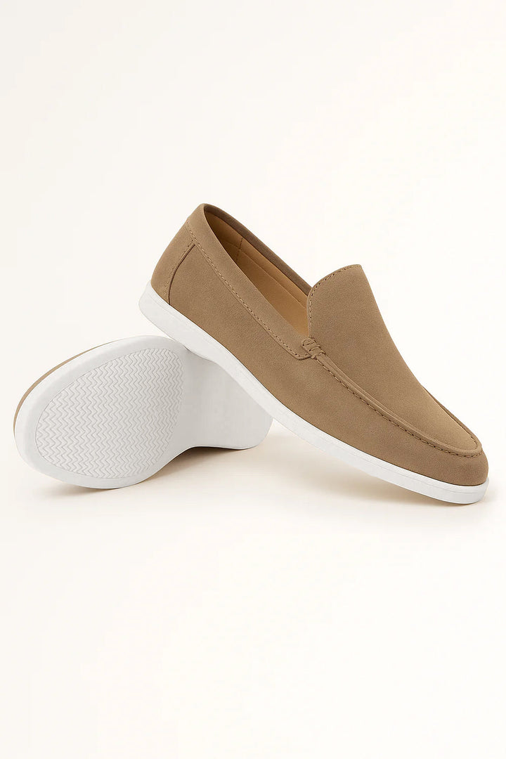 "Elegante Herren-Wildlederloafers mit weißer Sohle, weiches Material, zeitloses Slip-on-Design, ideal für Freizeitlooks."