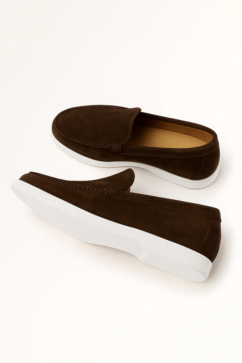 "Elegante Herren-Wildlederloafers mit weißer Sohle, weiches Material, zeitloses Slip-on-Design, ideal für Freizeitlooks."