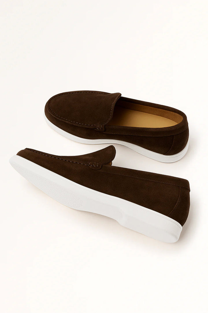 "Elegante Herren-Wildlederloafers mit weißer Sohle, weiches Material, zeitloses Slip-on-Design, ideal für Freizeitlooks."