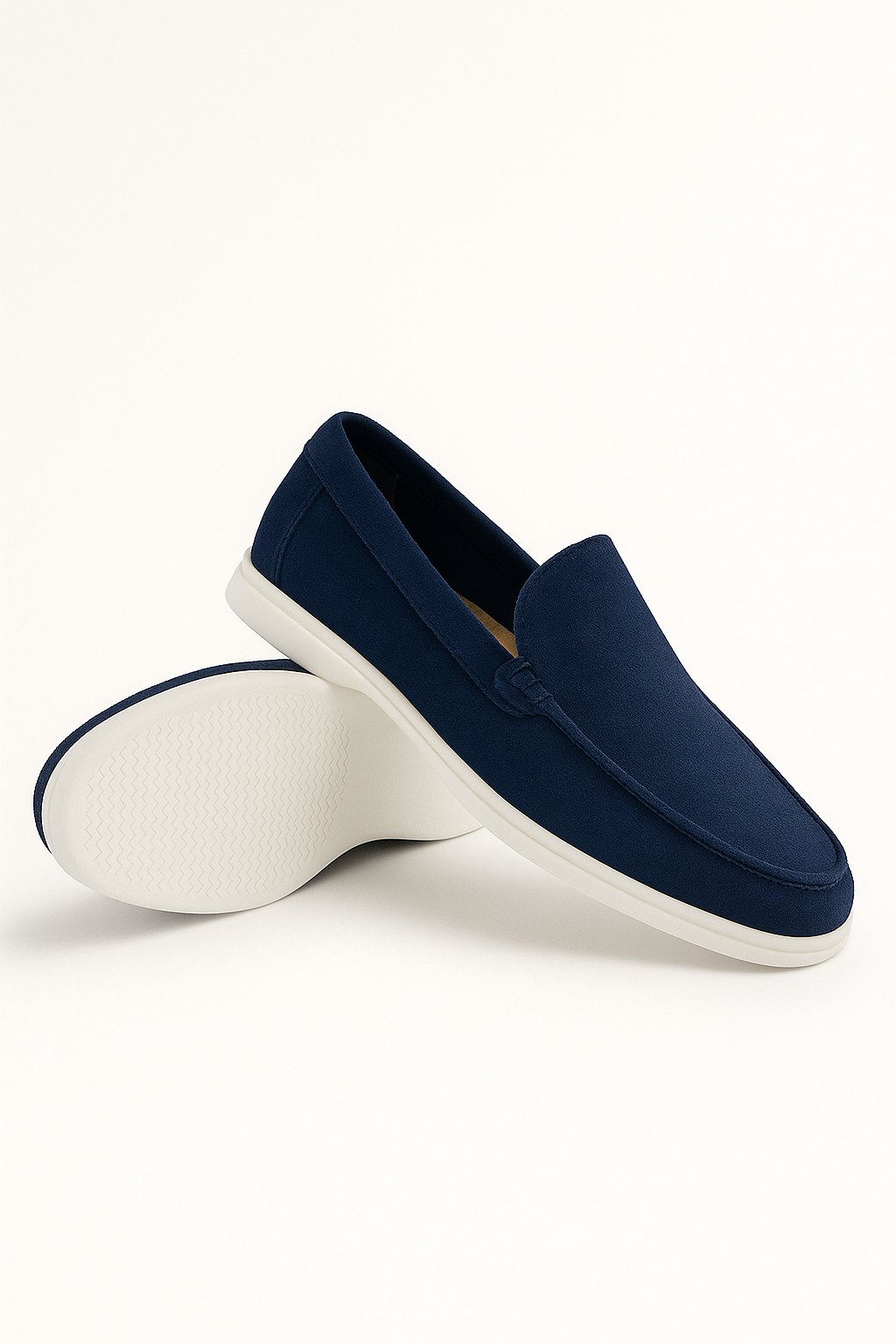 "Elegante Herren-Wildlederloafers mit weißer Sohle, weiches Material, zeitloses Slip-on-Design, ideal für Freizeitlooks."